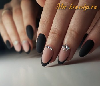 Дизайн ногтей черным лаком